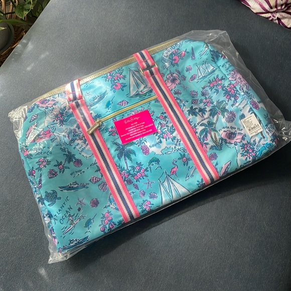 Lilly Pulitzer Handbags - Brand new limited condition Lily Pulitzer, Florida print duffle bag CUTE 💕